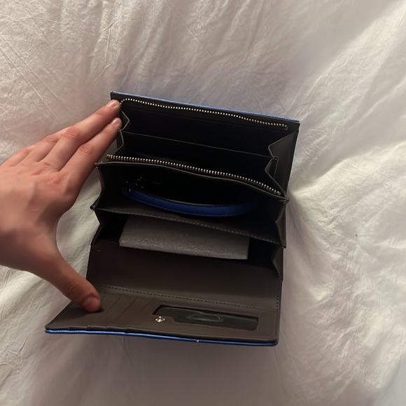 Guess Wallet - Picture 3 of 6